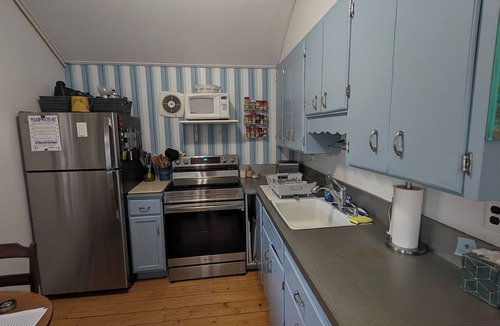Menemsha Cottage | 2-bedroom cottage in Chilmark 1/2 mile from Menemsha Harbor and fishing village