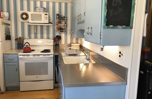 Menemsha Cottage | 2-bedroom cottage in Chilmark 1/2 mile from Menemsha Harbor and fishing village