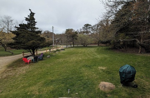 Menemsha Cottage | 2-bedroom cottage in Chilmark 1/2 mile from Menemsha Harbor and fishing village