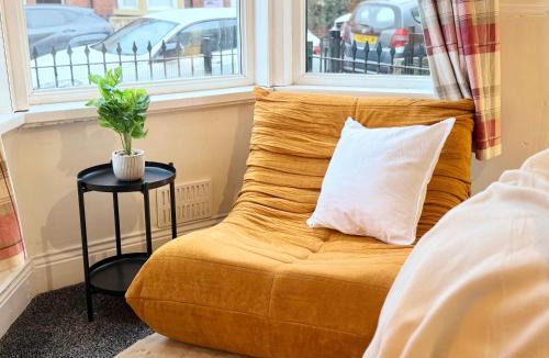 Heaton Apartment | 2 Bedroom Home, Contractor Gigs, Sleeps 4 guests, Free Parking