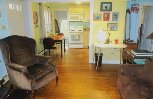 Willard House | 2 bedroom home, walk to beach, 10 minute drive to Portland. 30 day minimum stay