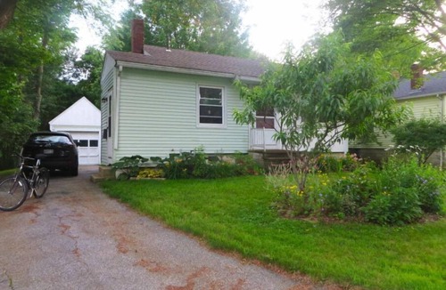 Willard House | 2 bedroom home, walk to beach, 10 minute drive to Portland. 30 day minimum stay