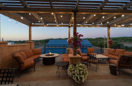 Marquette Apartment | 2-Bedroom Suite | 1 King & 2 Doubles, MI