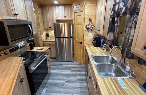 Logan Cabin | 2 Bedroom upper Barndominium cabin, Hot tub, King bed,Fire Pit, Horses on site