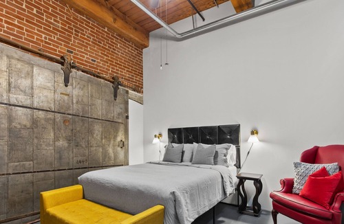 Downtown West House | 2 BR DWTN Loft✦Walk to Attractions✦Pet Friendly