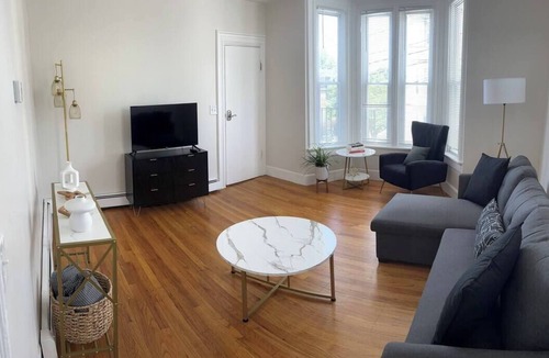 Mount Pleasant Apartment | 2 BR. Free Parking. 7 min to Federal Hill. APT 2