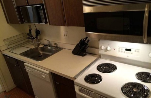Detroit Condo | 2 BR Riverview Comfy Condo: Walk to Belle Isle. 10mins to Downtown. 6mth min.