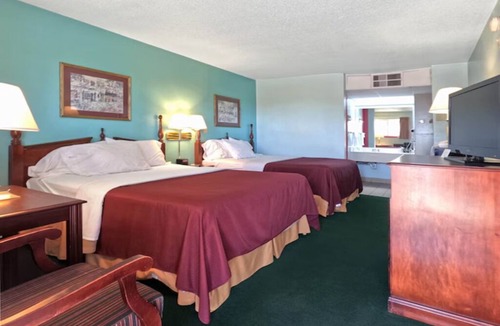 Vega Hotel | 2 Budget-Friendly Rooms - Perfect Base to Explore Route 66 Attractions!