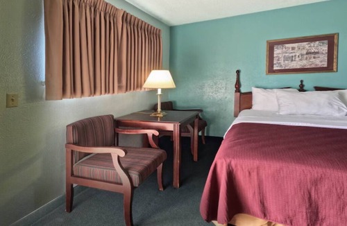 Vega Hotel | 2 Budget-Friendly Rooms - Perfect Base to Explore Route 66 Attractions!