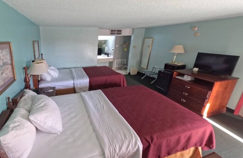 Vega Hotel | 2 Budget-Friendly Rooms - Perfect Base to Explore Route 66 Attractions!
