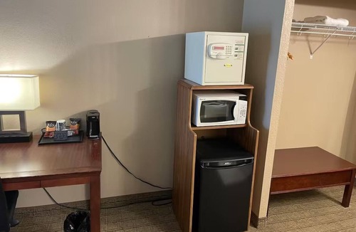 Urbana Hotel | 2 Charming Rooms Near University Campus – Easy Access to Downtown Urbana