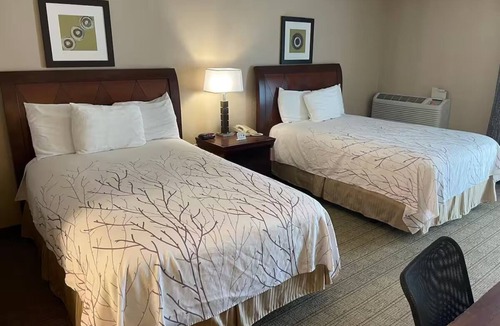 Urbana Hotel | 2 Charming Rooms Near University Campus – Easy Access to Downtown Urbana