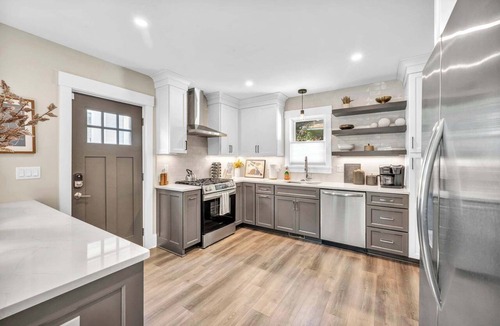 Detroit - Shoreway House | 2 King Beds | Sauna, Hot Tub & Pickleball Court
