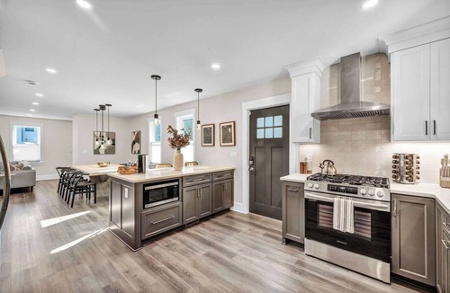 Detroit - Shoreway House | 2 King Beds | Sauna, Hot Tub & Pickleball Court