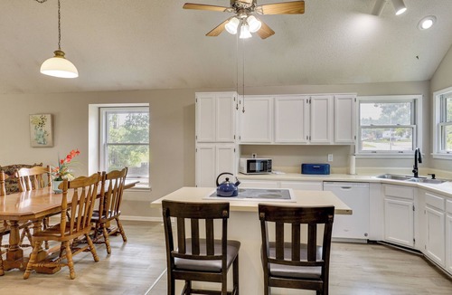 Waldron House | 2-Level Townhome w/Patio 4 Mi to Kansas Speedway!