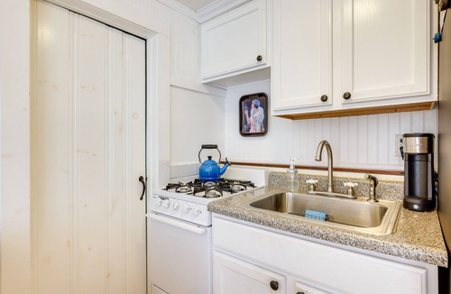 Wellfleet Cottage | 2 Mi to Beaches: Cozy Peaceful Escape w/Deck