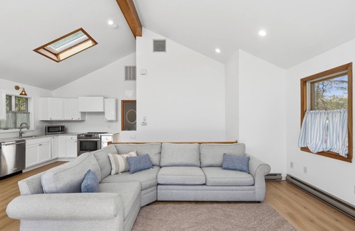 Kenyon House | 2 Mi to Charlestown Beach! South County Home