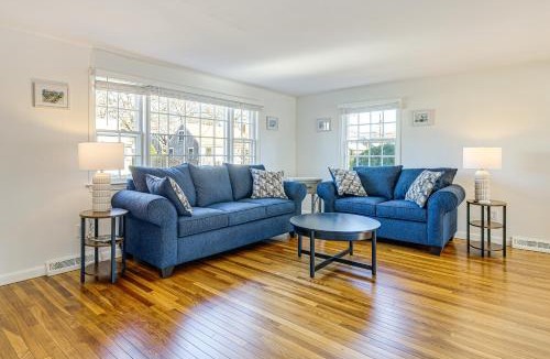 Teaticket House | 2 Mi to Main St Falmouth Cape Cod Home
