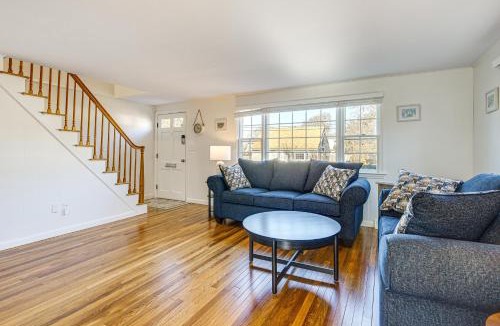 Teaticket House | 2 Mi to Main St Falmouth Cape Cod Home