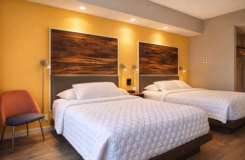 South Portland Hotel | 2 Modern Rooms for Family Getaway Next to Airport – With Free Breakfast