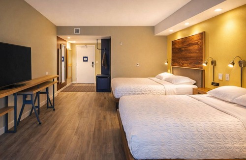 South Portland Hotel | 2 Modern Rooms for Family Getaway Next to Airport – With Free Breakfast