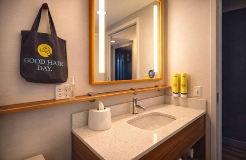 South Portland Hotel | 2 Modern Rooms for Family Getaway Next to Airport – With Free Breakfast