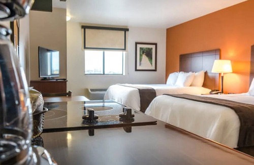 Lubbock Hotel | 2 Pet-friendly Units with Kitchenette and FREE Parking | Near Buddy Holly Center