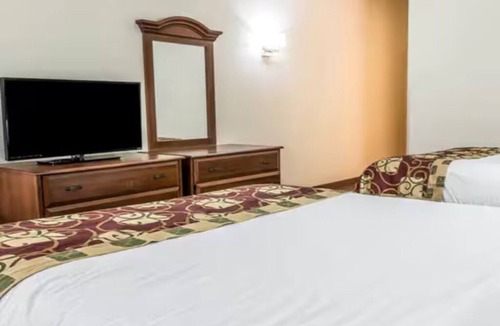 Kalamazoo Hotel | 2 Pet-Friendly Rooms w/2 Queen Beds Perfect for Group Near Local Attractions