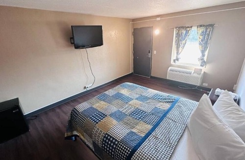 Fort Wayne Hotel | 2 Queen Rooms Near Science Central, Ideal for Sightseers