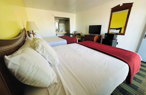 Sandusky Hotel | 2 Queens - 3 Miles to Cedar Point!