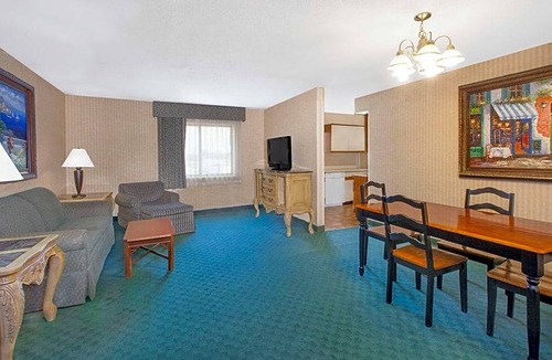 Flint Hotel | 2-Star Hotel ∙ Baymont by Wyndham Flint