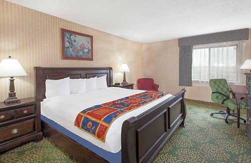 Flint Hotel | 2-Star Hotel ∙ Baymont by Wyndham Flint