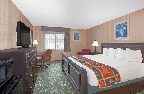 Flint Hotel | 2-Star Hotel ∙ Baymont by Wyndham Flint