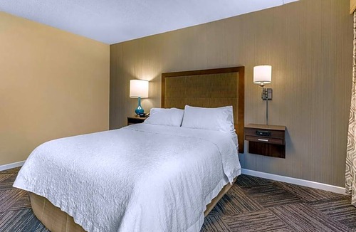 Green Bay Hotel | 2-Star Hotel ∙ Hampton Inn Green Bay Downtown