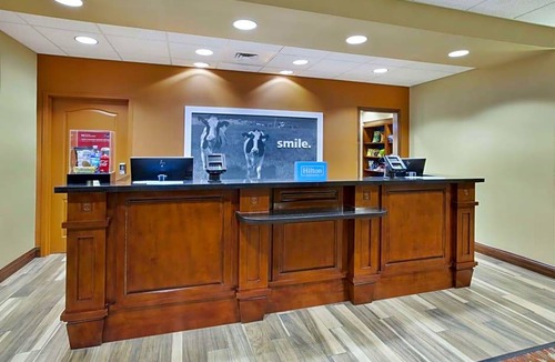 Greenwich Hotel | 2-Star Hotel ∙ Hampton Inn & Suites Wichita-Northeast