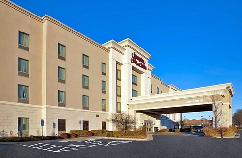 Greenwich Hotel | 2-Star Hotel ∙ Hampton Inn & Suites Wichita-Northeast