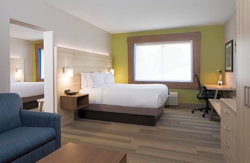 Buechel Hotel | 2-Star Hotel ∙ Holiday Inn Express Louisville Northeast, an IHG Hotel