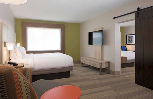 Buechel Hotel | 2-Star Hotel ∙ Holiday Inn Express Louisville Northeast, an IHG Hotel