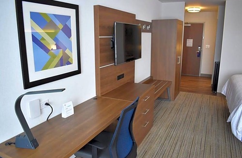 Randolph Hotel | 2-Star Hotel ∙ Holiday Inn Express & Suites - Boston South - Randolph, an IHG Hotel