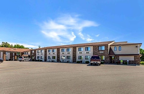 St Ignace Hotel | 2-Star Hotel ∙ Quality Inn Saint Ignace