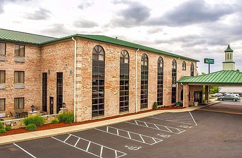 Forest Park Hotel | 2-Star Hotel ∙ Quality Inn & Suites Cincinnati I-275