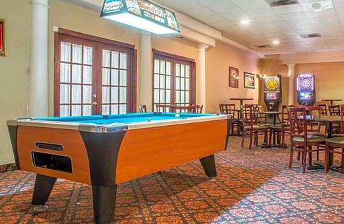 Batavia Hotel | 2-Star Hotel ∙ Quality Inn & Suites Palm Island Indoor Waterpark
