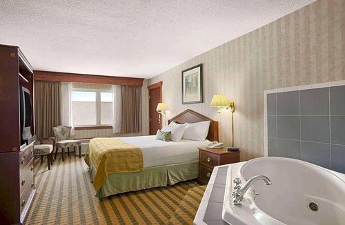 Saginaw Hotel | 2-Star Hotel ∙ Ramada by Wyndham Saginaw Hotel & Suites