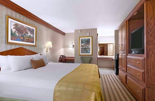 Saginaw Hotel | 2-Star Hotel ∙ Ramada by Wyndham Saginaw Hotel & Suites
