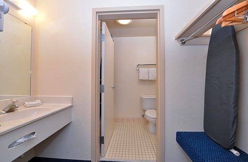 Clyde Hotel | 2-Star Hotel ∙ Red Roof Inn Clyde