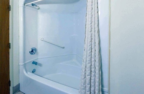 Romulus Hotel | 2-Star Hotel ∙ Travelodge by Wyndham Romulus Detroit Airport