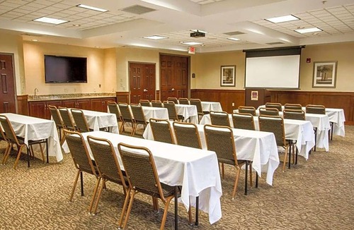 Comstock Park Hotel | 2-Star Hotel ∙ Comfort Suites Grand Rapids North