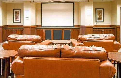 Comstock Park Hotel | 2-Star Hotel ∙ Comfort Suites Grand Rapids North