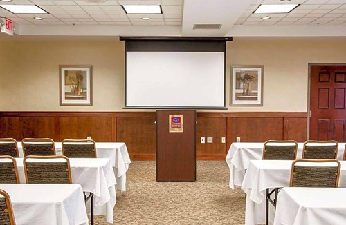Comstock Park Hotel | 2-Star Hotel ∙ Comfort Suites Grand Rapids North