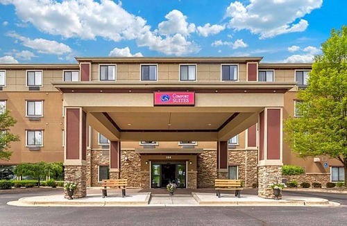 Comstock Park Hotel | 2-Star Hotel ∙ Comfort Suites Grand Rapids North